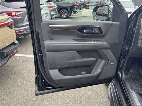 Used 2025 Chevrolet Suburban Premier image 15