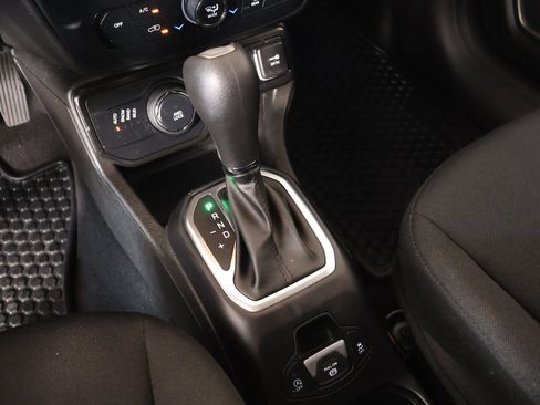 Used 2023 Jeep Renegade Latitude AWD/4WD image 8