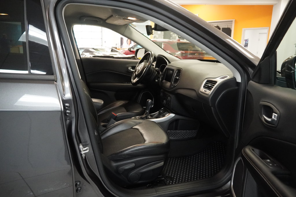 Used 2020 Jeep Compass Latitude w/ Cold Weather Group AWD/4WD image 24