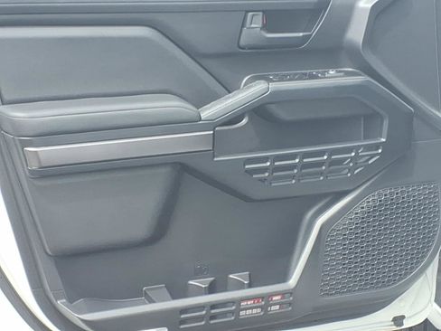 Certified 2025 Toyota 4Runner SR5 AWD/4WD image 13