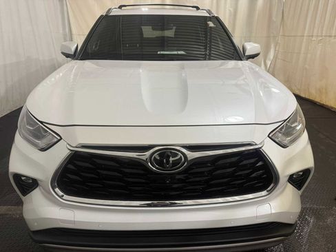 Used 2023 Toyota Highlander Platinum image 3