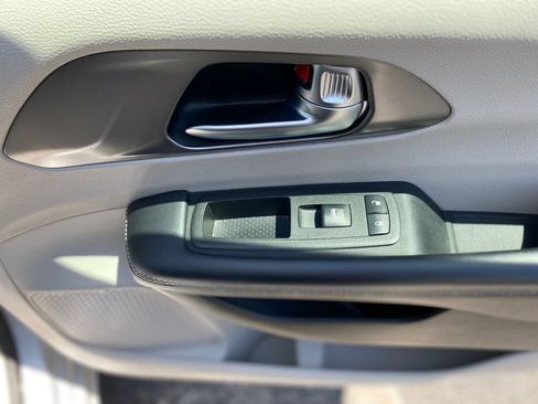 Used 2023 Chrysler Pacifica Touring-L FWD image 10