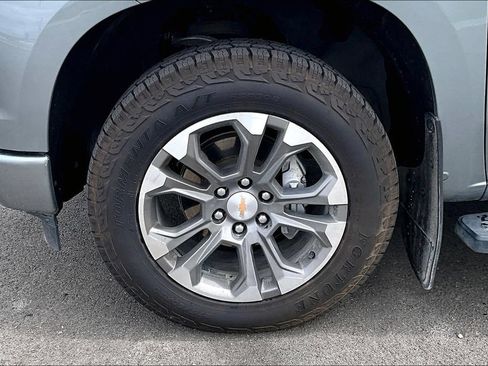 Used 2025 Chevrolet Silverado 1500 High Country w/ Technology Package AWD/4WD image 9