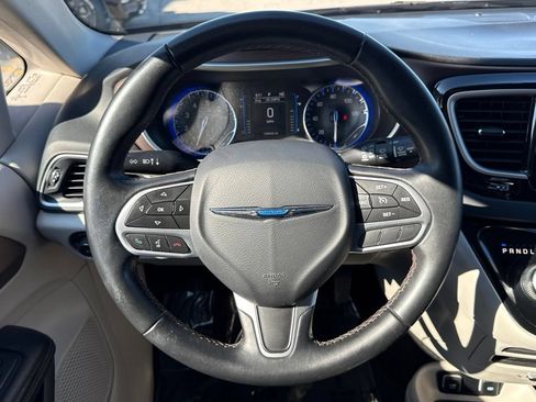 Used 2017 Chrysler Pacifica Touring-L w/ Tire & Wheel Group FWD image 25