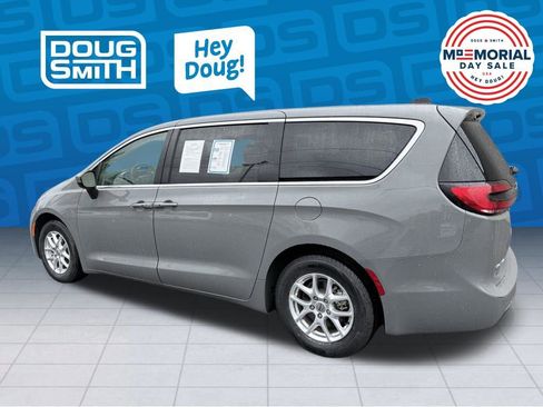 Used 2023 Chrysler Pacifica Touring-L FWD image 2