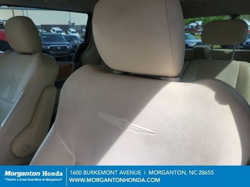 Used 2010 Chrysler Town & Country Limited image 12
