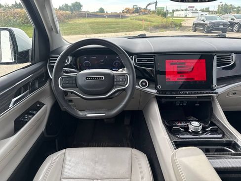 Used 2022 Jeep Wagoneer Series III w/ Premium Group I AWD/4WD image 13