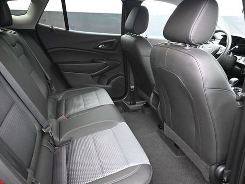 Used 2025 Chevrolet Trax LT FWD image 17