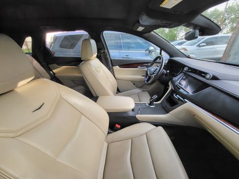 Used 2017 Cadillac XT5 Luxury w/ Driver Awareness Package image 8