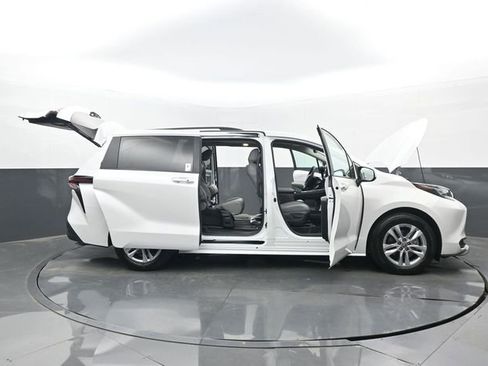 Used 2025 Toyota Sienna XLE w/ XLE Plus Package image 33
