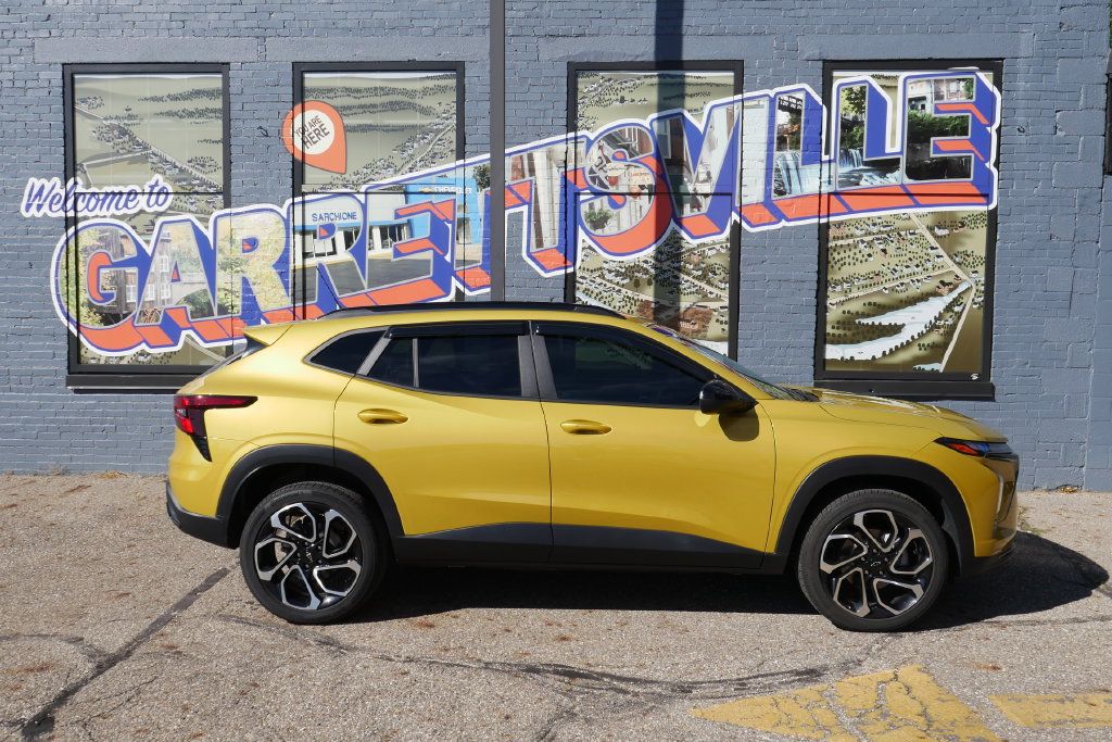 Used 2024 Chevrolet Trax RS w/ Sunroof Package FWD image 30