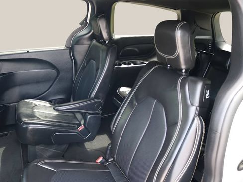 Used 2025 Chrysler Pacifica Select FWD image 16