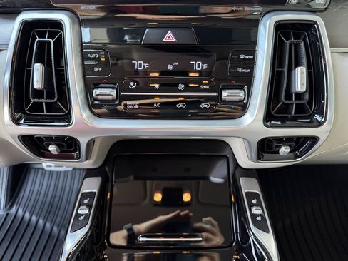 Used 2022 Kia Sorento AWD SX Prestige Plug-In Hybrid image 21