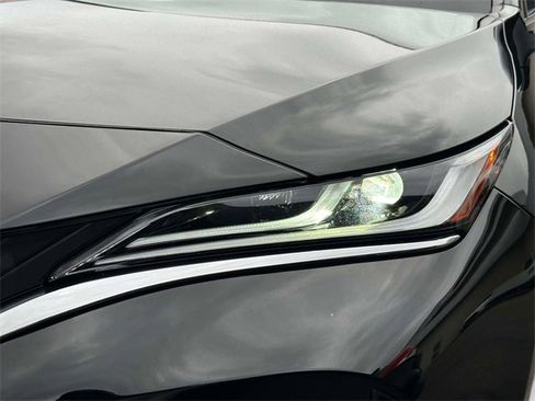 Used 2023 Toyota Venza LE image 8