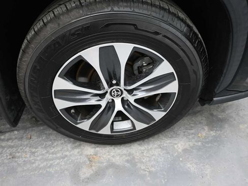 Used 2021 Toyota Highlander XLE AWD/4WD image 30
