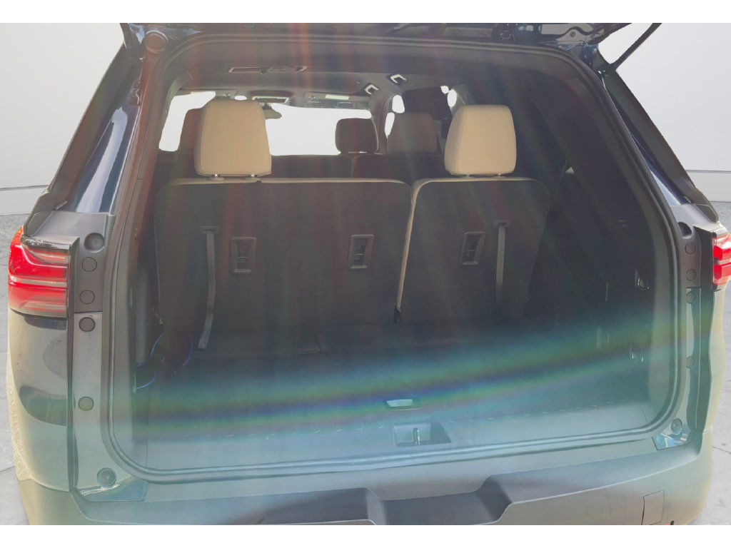 Used 2023 Chevrolet Traverse LS FWD image 18
