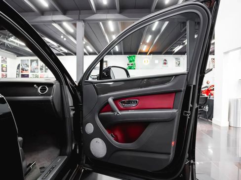 Used 2019 Bentley Bentayga image 23