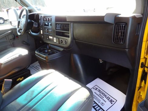 Used 2017 GMC Savana 3500 Extended image 25