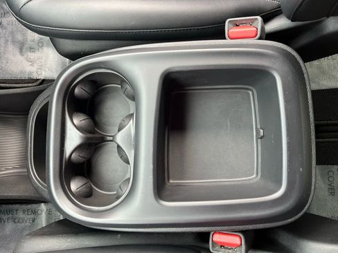 Used 2025 Chrysler Pacifica Select image 20