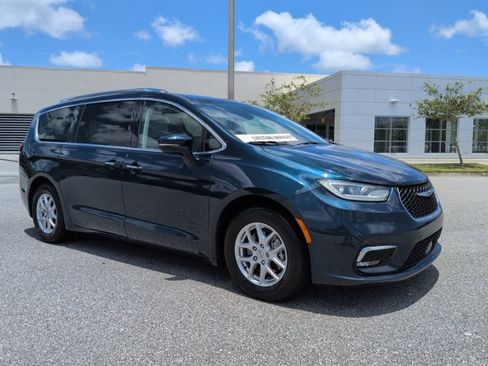 Used 2021 Chrysler Pacifica Touring-L FWD image 3