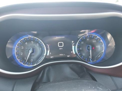 Used 2020 Chrysler Pacifica Touring-L FWD image 11