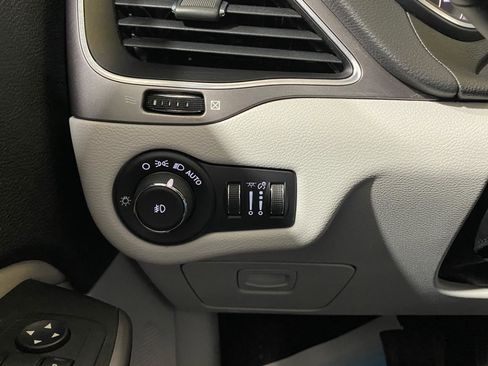 Used 2021 Jeep Cherokee Latitude Plus AWD/4WD image 22