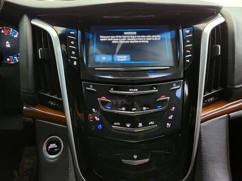 Used 2019 Cadillac Escalade Luxury AWD/4WD image 18