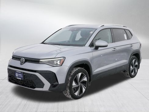 Used 2025 Volkswagen Taos SE image 3