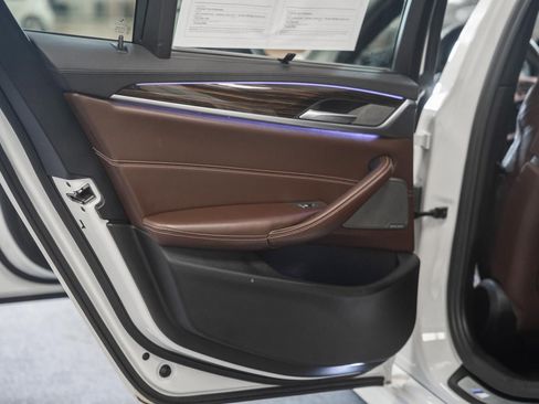 Used 2018 BMW M550i xDrive image 38