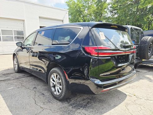Used 2024 Chrysler Pacifica Touring-L AWD/4WD image 2
