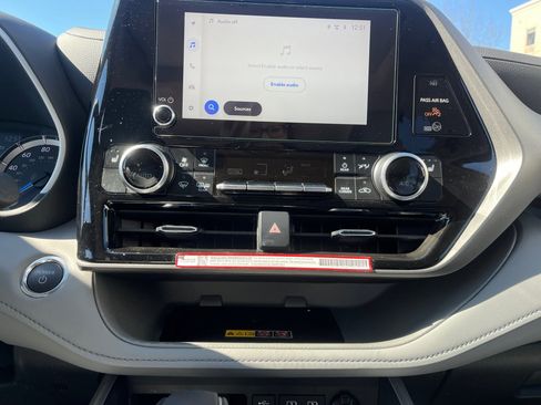 New 2025 Toyota Highlander XLE image 12