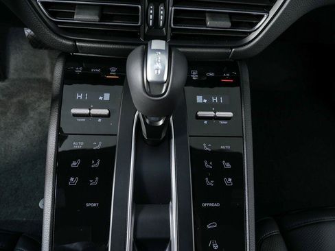 Used 2026 Porsche Macan AWD/4WD image 14