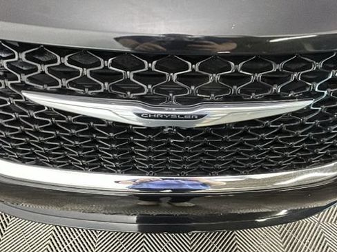 Used 2023 Chrysler Pacifica Touring-L FWD image 8