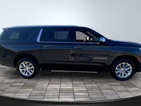 Used 2023 Chevrolet Suburban Premier image 4