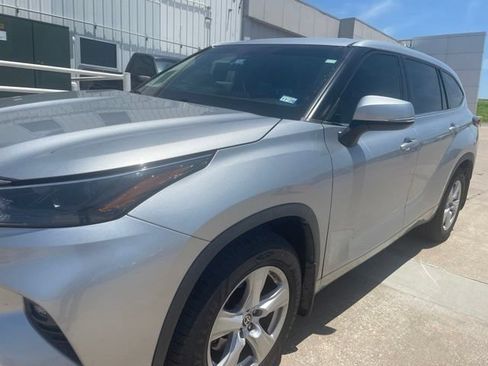 Used 2022 Toyota Highlander LE AWD/4WD image 1