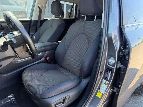 Used 2023 Toyota Highlander LE AWD/4WD image 11