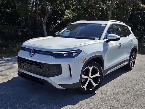 New 2025 Volkswagen Tiguan SE image 27