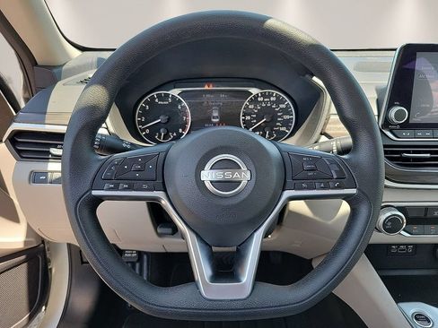 Used 2025 Nissan Altima 2.5 SV FWD image 18