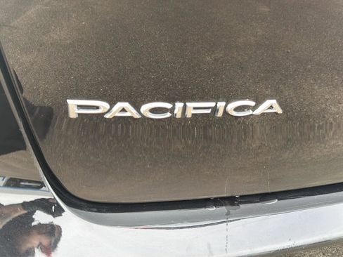 Used 2024 Chrysler Pacifica Touring-L image 10