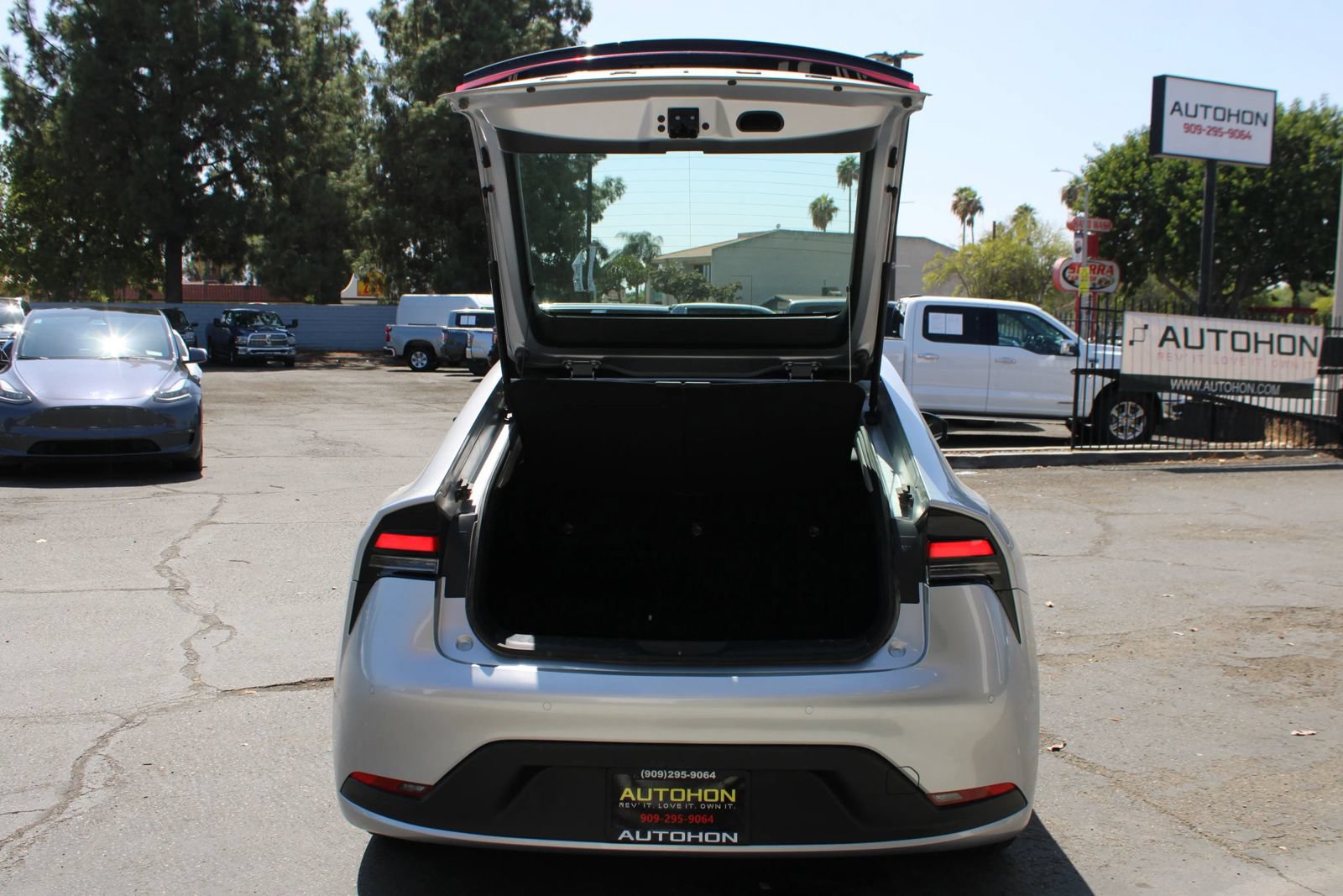 Used 2025 Toyota Prius LE FWD image 8