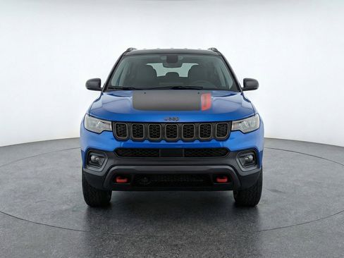 Used 2025 Jeep Compass Trailhawk image 2