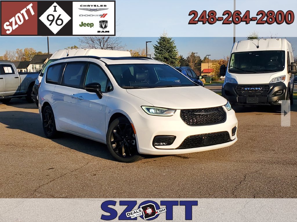 Used 2025 Chrysler Pacifica Limited FWD image 1