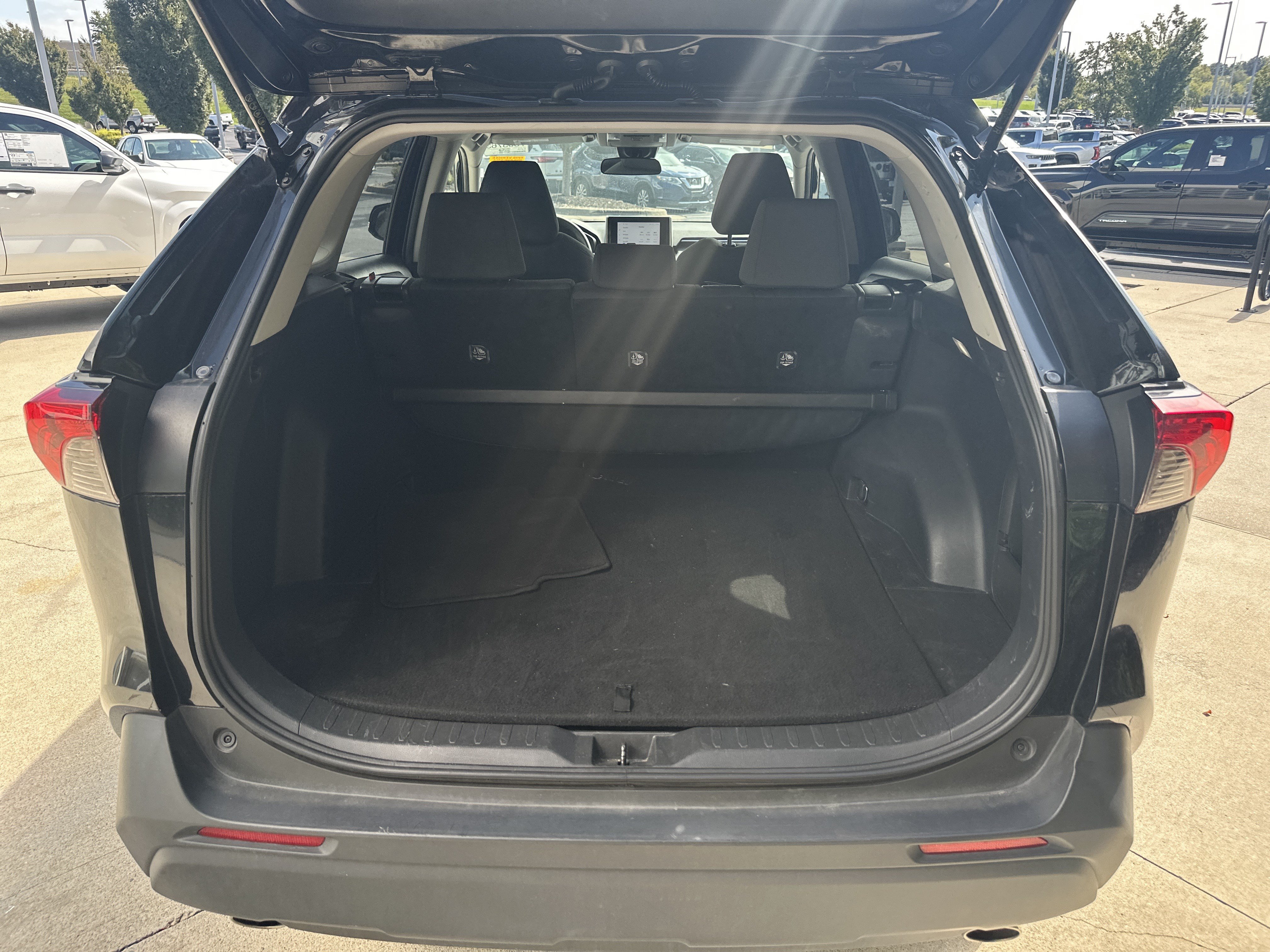 Used 2025 Toyota RAV4 XLE AWD/4WD image 31