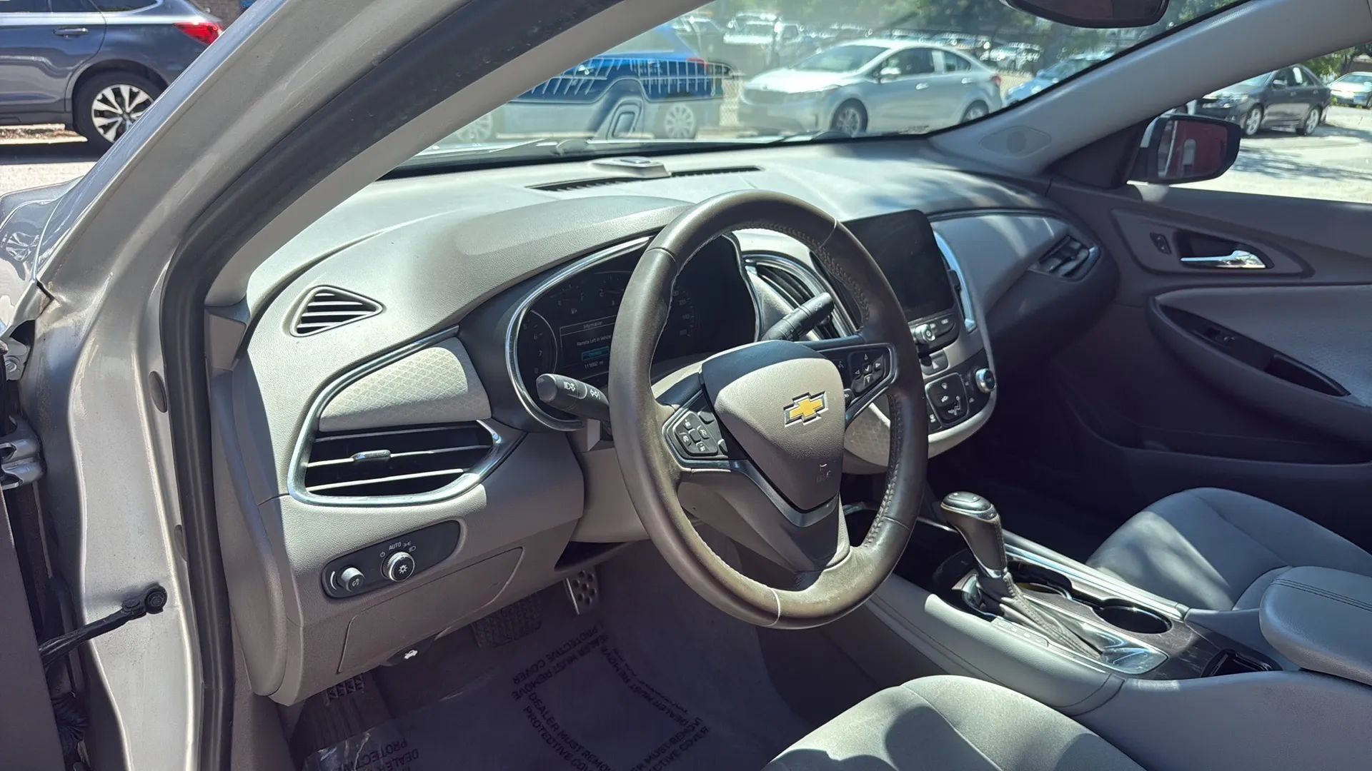 Used 2017 Chevrolet Malibu LT FWD image 12