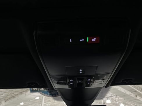 Used 2023 Volkswagen Tiguan SE R-Line image 34