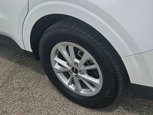 Used 2023 Kia Carnival LX image 8