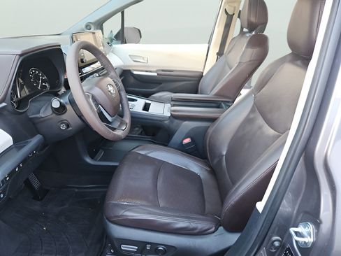 Used 2021 Toyota Sienna Platinum FWD image 19
