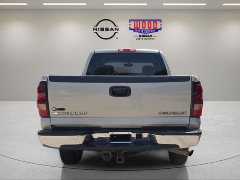 Used 2004 Chevrolet Silverado 2500 LT w/ Heavy-Duty Power Package AWD/4WD image 3