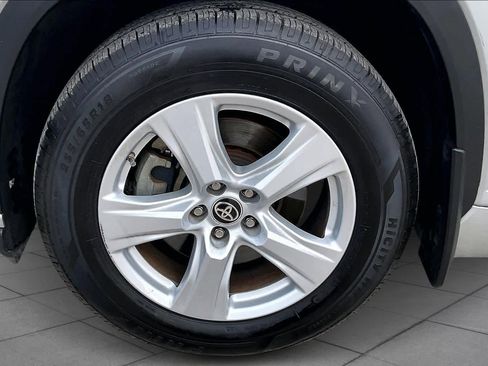 Used 2020 Toyota Highlander LE image 11