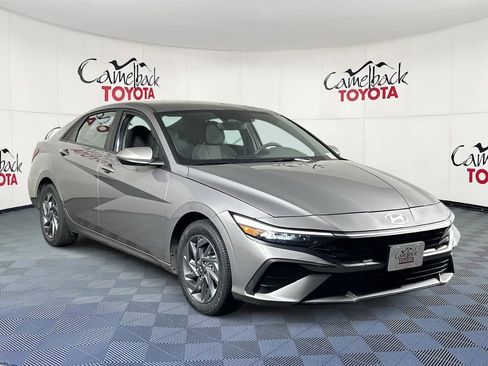 Used 2024 Hyundai Elantra SEL image 3